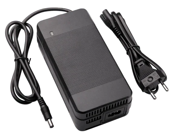 Chargeur 54.6v 3A Connecteur rond 5.5 x 2.5mm